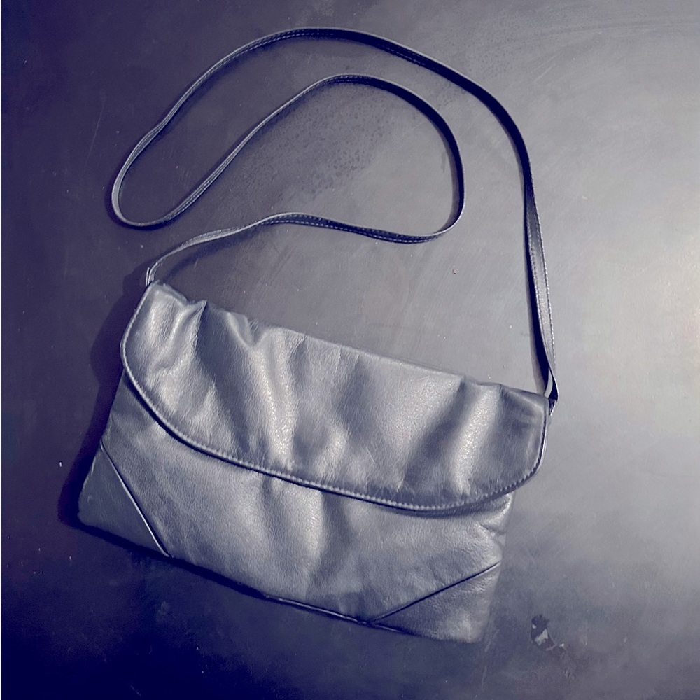 Navy blue genuine leather handbag
Made in Brazil
Brand Bugatti